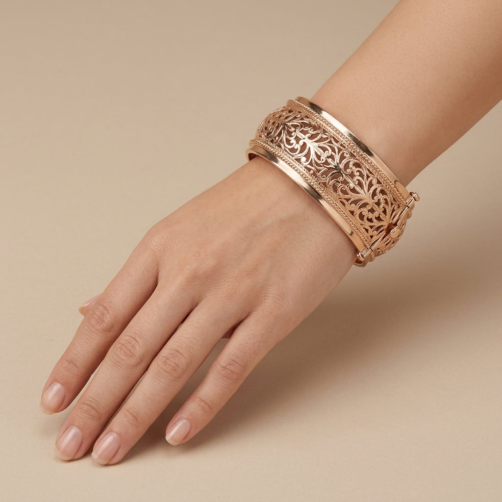 Manchette beldi ajourée et ciselée en or rose 18k - bijou porté par une mannequin