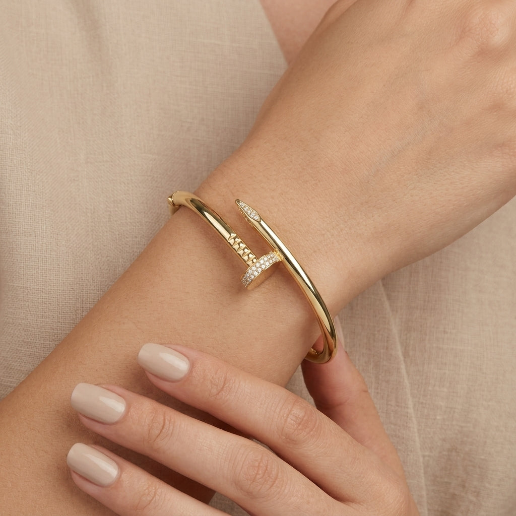 Bracelet jonc clou en or jaune 18k - bijou porté par une mannequin