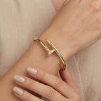 Bracelet jonc clou en or jaune 18k - bijou porté par une mannequin