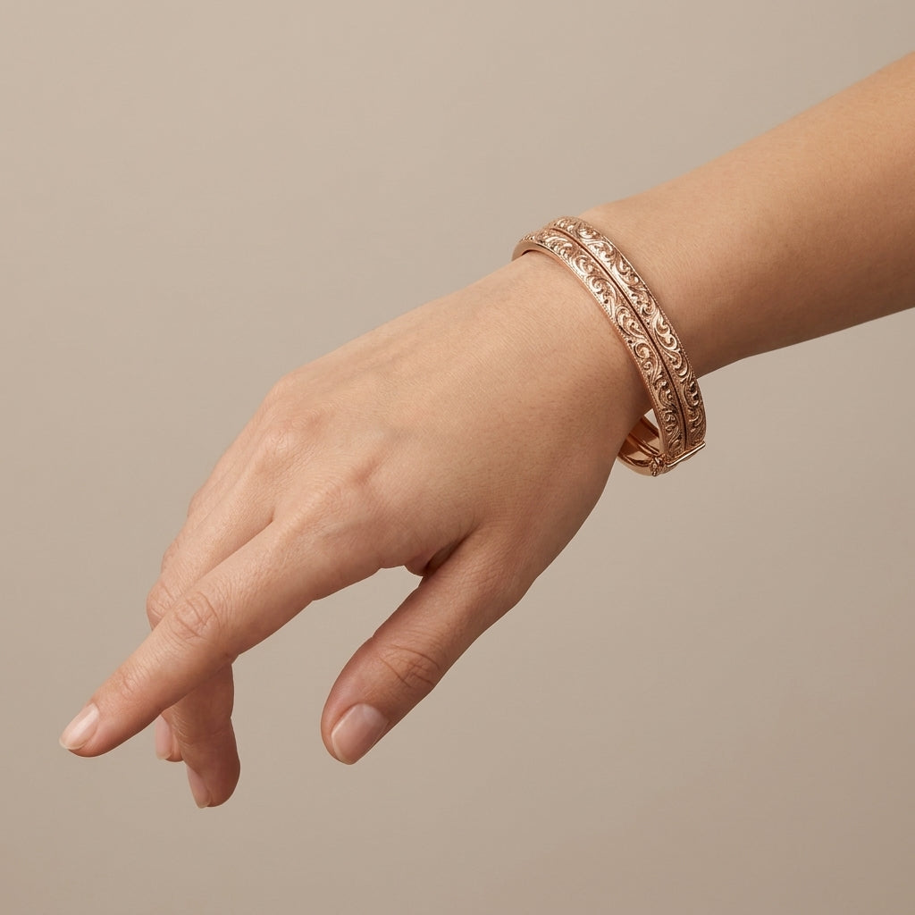 Sertla deux demlij (paire de joncs) beldi ciselés en or rose 18k - bijou porté par une mannequin