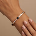 Bracelet jonc en or rose 18k pastilles serti de pierres, pierre noire - bijou porté par une mannequin