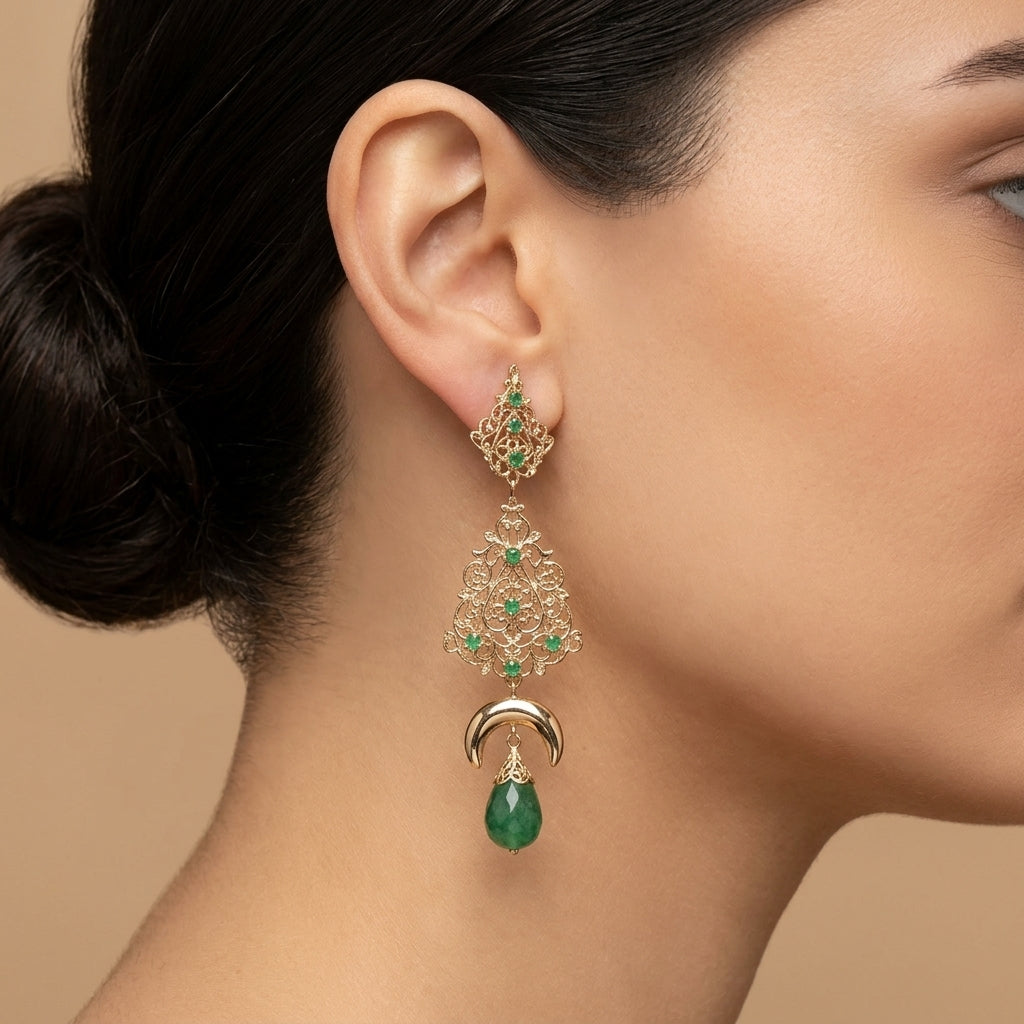 Boucles d'oreilles pendantes beldi en or jaune 18k serties de pierres vertes, gouttes vertes - bijou porté par une mannequin