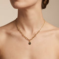 Collier maille forçat ovale en or jaune 18k médaille ronde - bijou porté par une mannequin