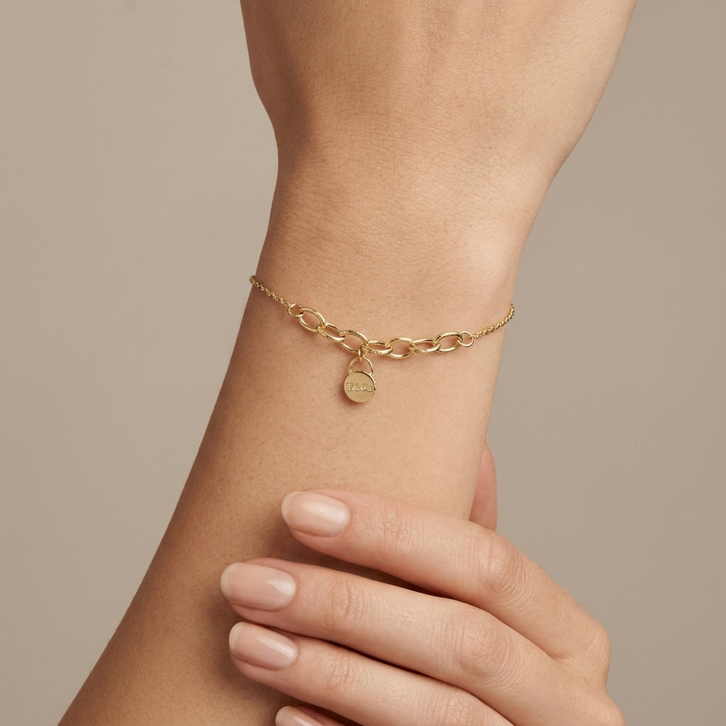 Bracelet chaîne fine en or jaune 18k maillons ovales et médaille - bijou porté par une mannequin