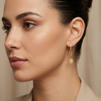Boucles d'oreilles pendantes en or jaune 18k médailles rondes - bijou porté par une mannequin