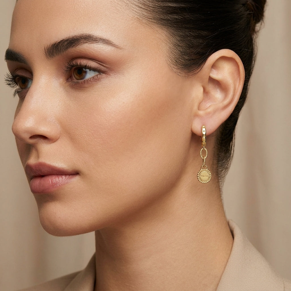 Boucles d'oreilles pendantes en or jaune 18k médailles rondes - bijou porté par une mannequin