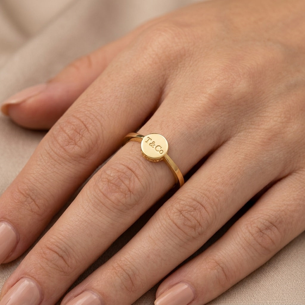 Bague fine en or jaune 18k motif rond - bijou porté par une mannequin