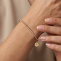 Bracelet boules facettées en or rose 18k - bijou porté par une mannequin
