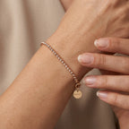 Bracelet boules facettées en or rose 18k - bijou porté par une mannequin