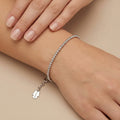 Bracelet boules facettées en or blanc 18k - bijou porté par une mannequin