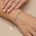 Bracelet boules facettées en or blanc 18k - bijou porté par une mannequin