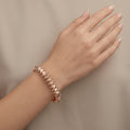 Bracelet jonc clouté large en or rose 18k, motif clash - bijou porté par une mannequin