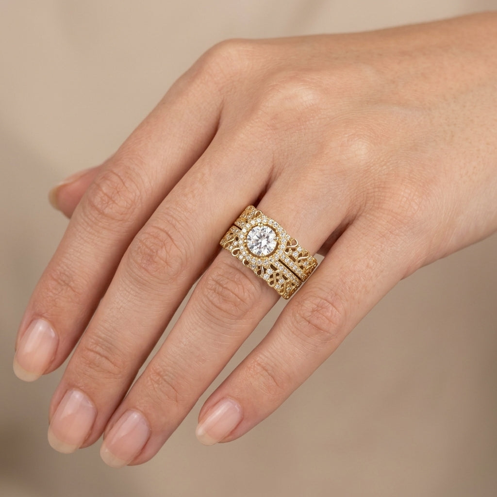 Bague solitaire en or jaune 18k anneau ajouré serti de pierres - bijou porté par une mannequin