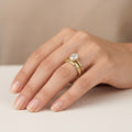 Bague solitaire en or jaune 18k double anneau serti de pierres - bijou porté par une mannequin