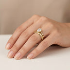Bague solitaire en or jaune 18k double anneau serti de pierres - bijou porté par une mannequin