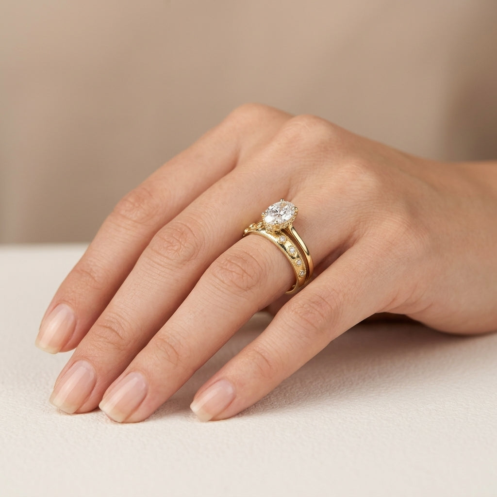 Bague solitaire en or jaune 18k double anneau serti de pierres - bijou porté par une mannequin