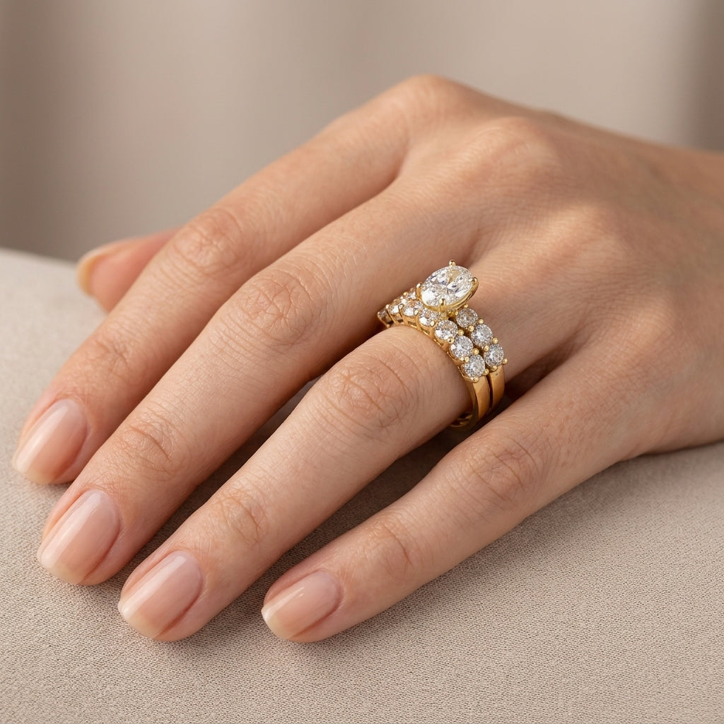 Bague solitaire en or jaune 18k épaulée de pierres - bijou porté par une mannequin