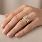 Bague solitaire en or jaune 18k épaulée de pierres - bijou porté par une mannequin