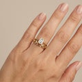 Bague solitaire pierre rectangulaire en or jaune 18k anneau motif maille - bijou porté par une mannequin