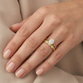 Bague solitaire en or jaune 18k anneau ciselé - bijou porté par une mannequin