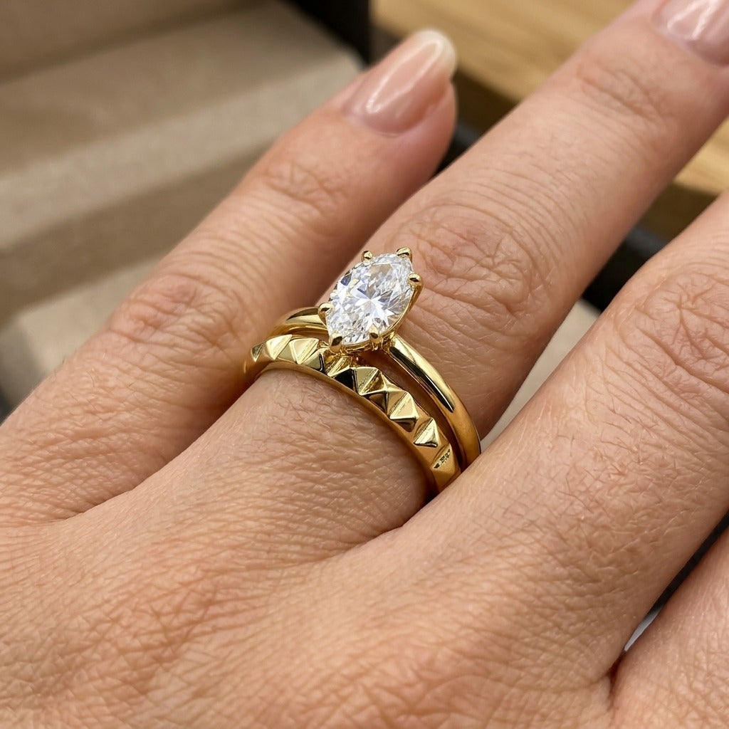 Bague solitaire en or jaune 18k anneau torsadé - bijou porté par une mannequin