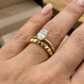 Bague solitaire en or jaune 18k anneau torsadé - bijou porté par une mannequin