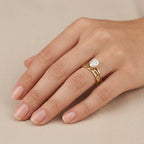 Bague solitaire en or jaune 18k double anneau - bijou porté par une mannequin