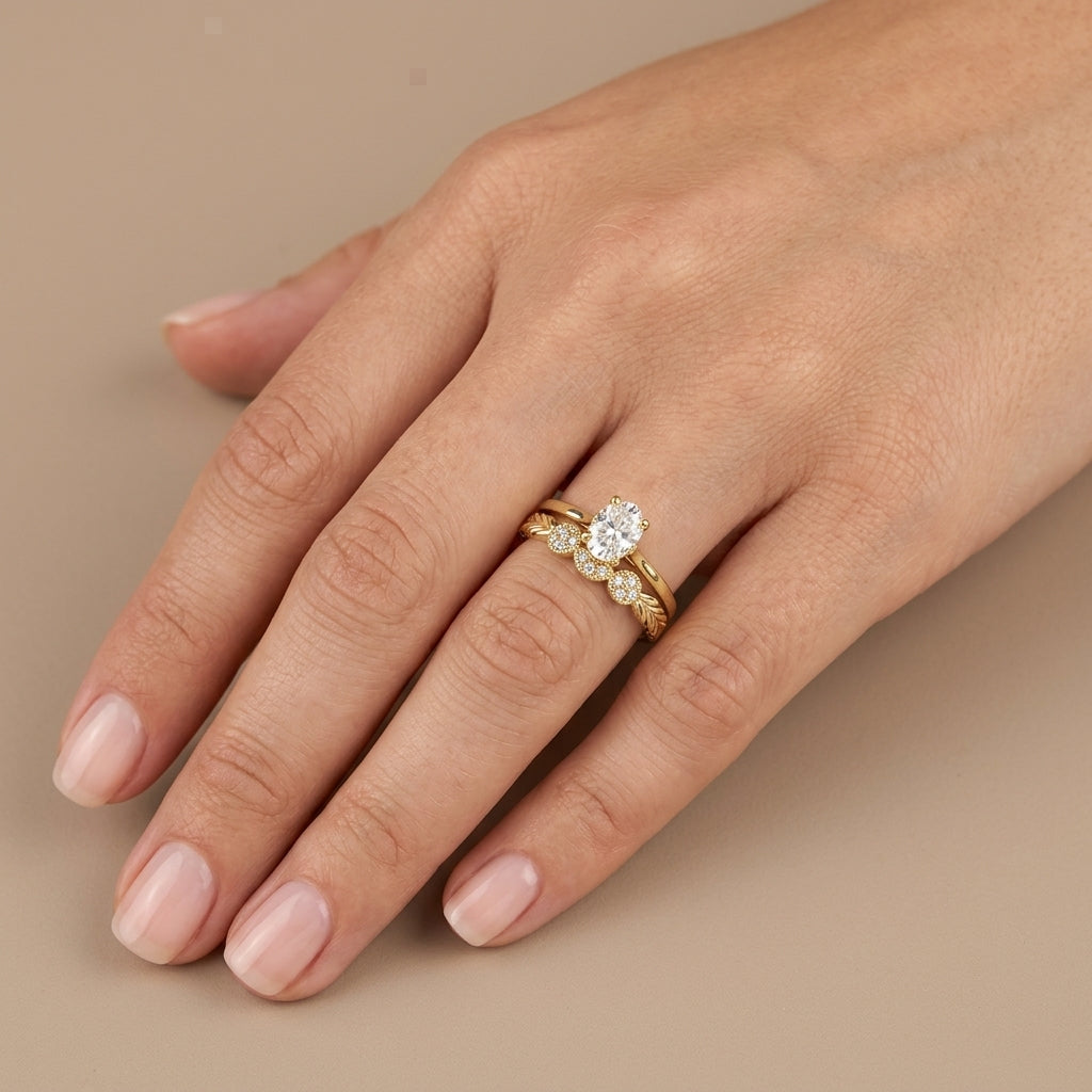 Bague solitaire en or jaune 18k anneau serti de pierres - bijou porté par une mannequin
