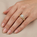 Bague solitaire halo en or jaune 18k anneau serti de pierres - bijou porté par une mannequin