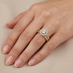 Bague solitaire halo en or jaune 18k anneau serti de pierres - bijou porté par une mannequin