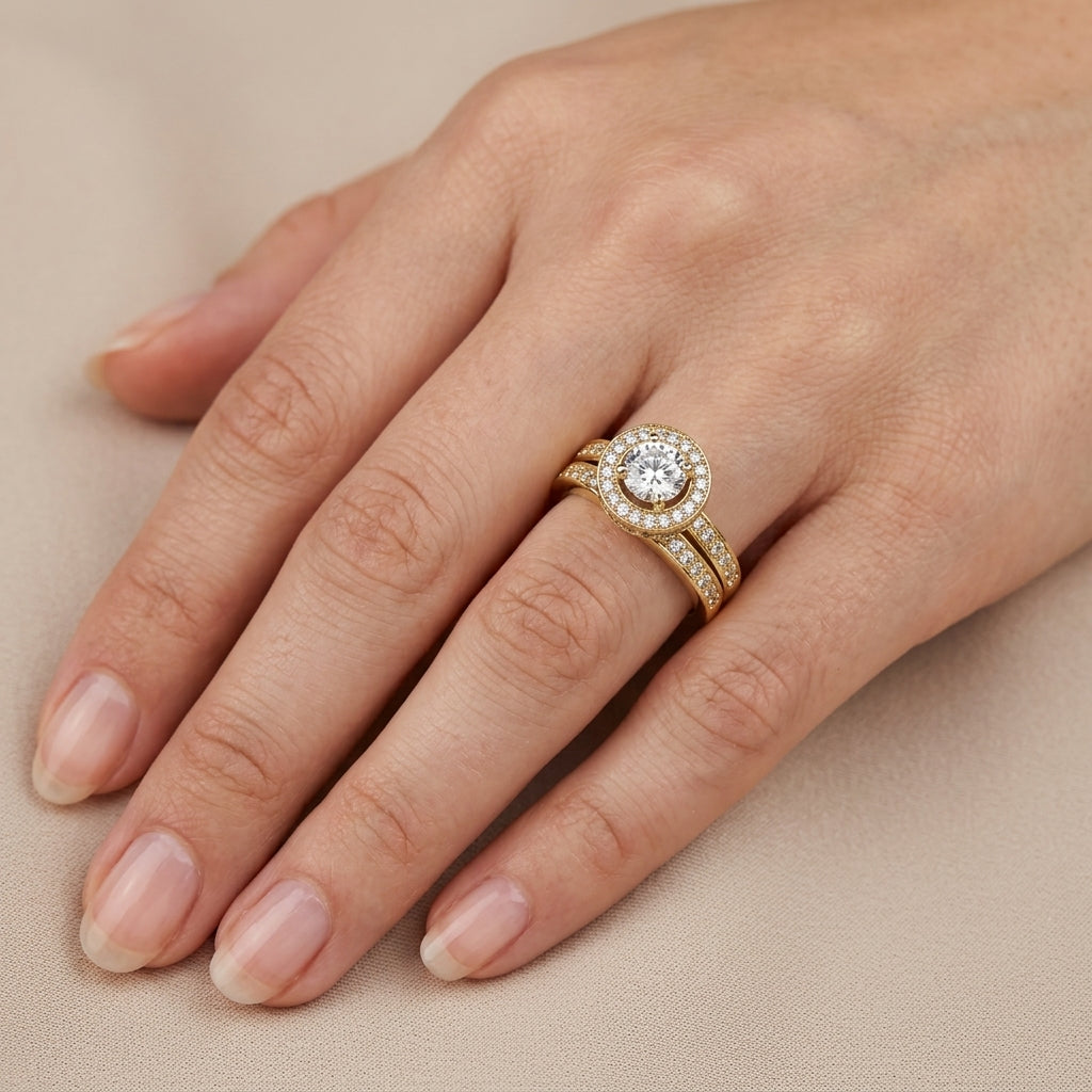 Bague solitaire halo en or jaune 18k anneau serti de pierres - bijou porté par une mannequin