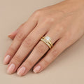Bague solitaire en or jaune 18k double anneau serti de pierres - bijou porté par une mannequin