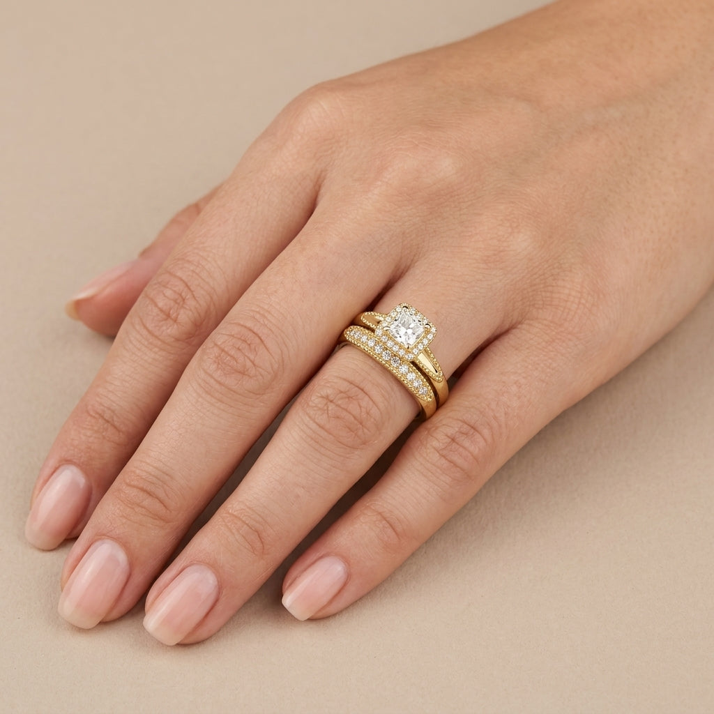 Bague solitaire en or jaune 18k double anneau serti de pierres - bijou porté par une mannequin