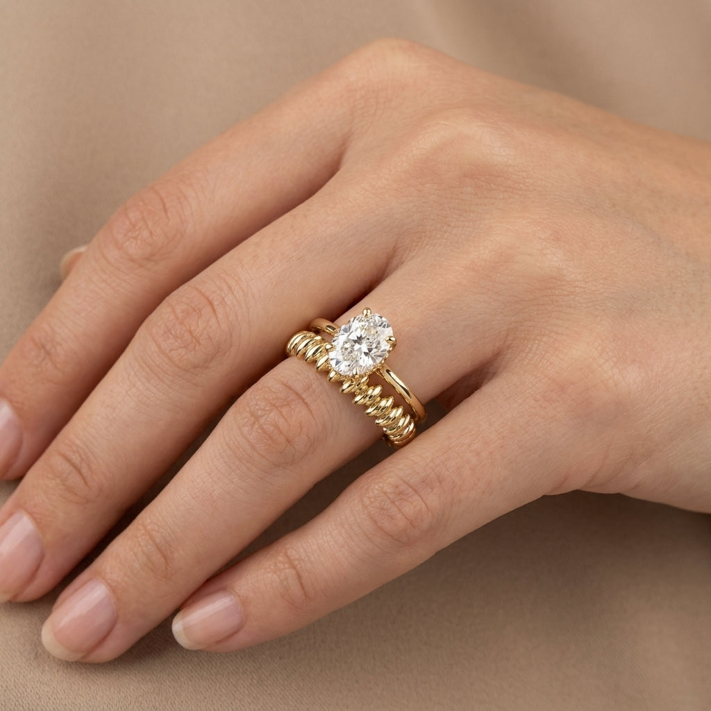Bague solitaire en or jaune 18k anneau torsadé - bijou porté par une mannequin