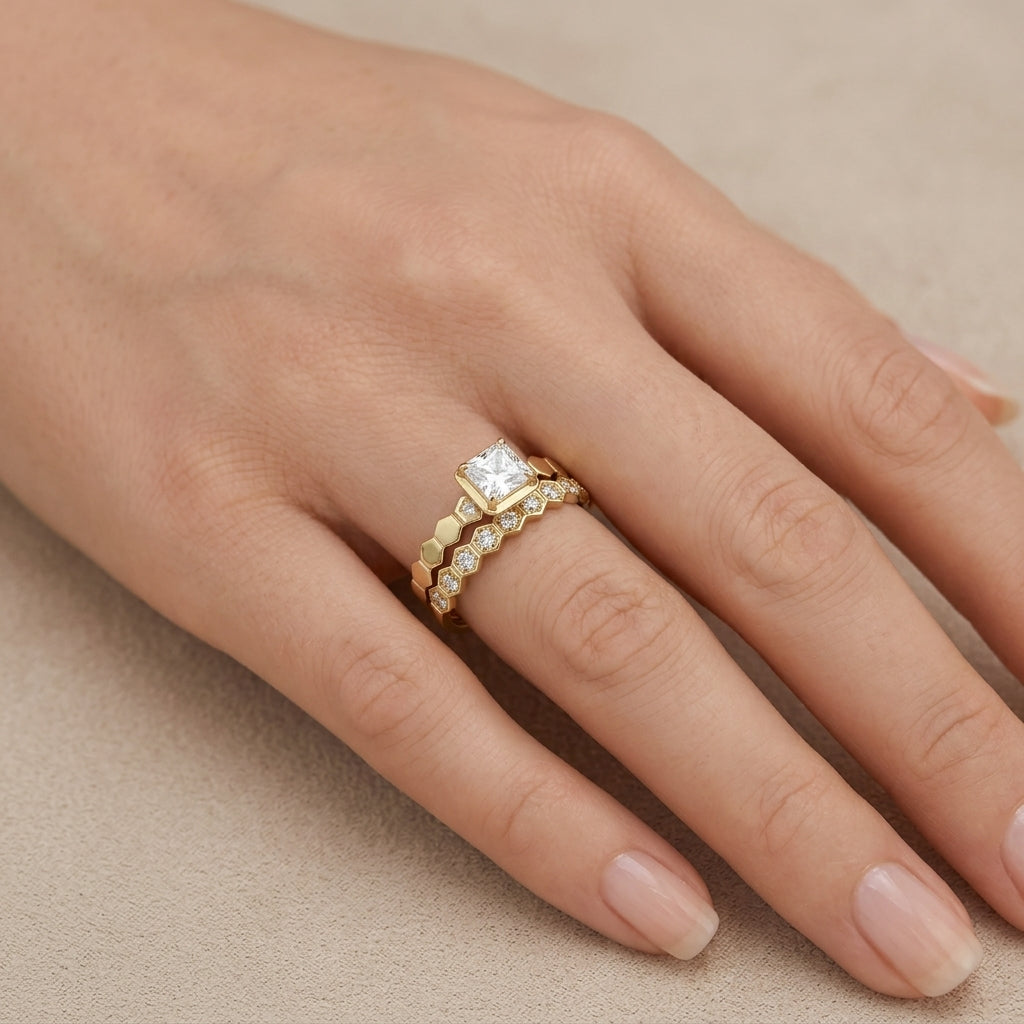 Bague solitaire pierre carrée en or jaune 18k double anneau serti - bijou porté par une mannequin