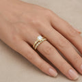 Bague solitaire pierre carrée en or jaune 18k double anneau serti - bijou porté par une mannequin