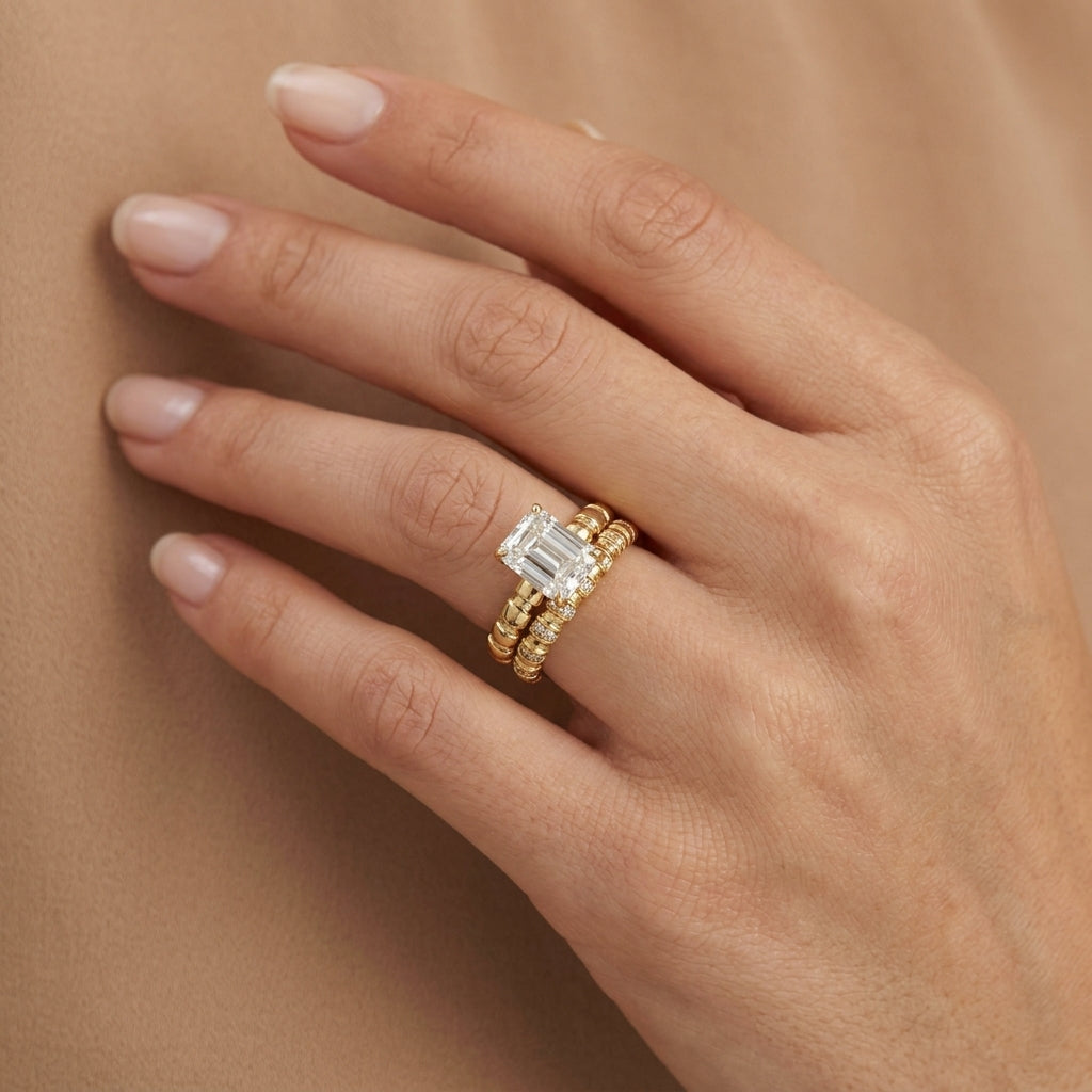 Bague solitaire pierre rectangulaire en or jaune 18k anneau motif maille - bijou porté par une mannequin