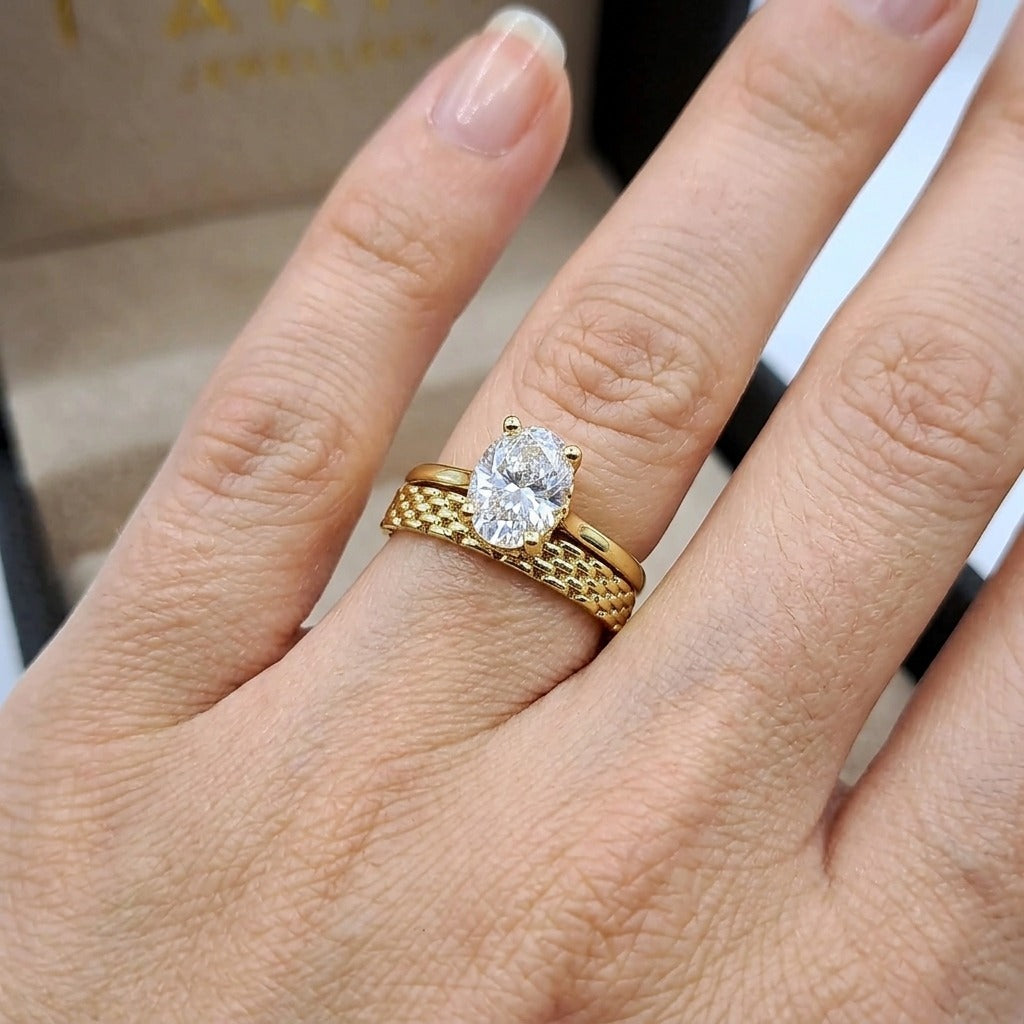 Bague solitaire en or jaune 18k anneau ciselé - bijou porté par une mannequin