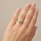 Bague solitaire en or jaune 18k anneau motif nœud - bijou porté par une mannequin