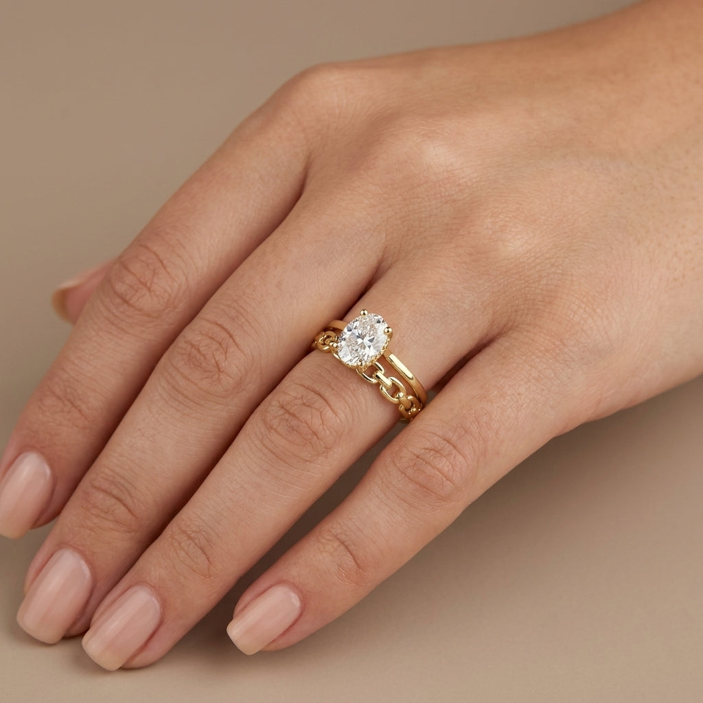 Bague solitaire en or jaune 18k anneau ajouré - bijou porté par une mannequin