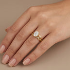 Bague solitaire en or jaune 18k anneau ajouré - bijou porté par une mannequin
