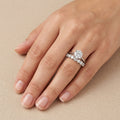 Bague solitaire en or blanc 18k anneau serti de pierres - bijou porté par une mannequin