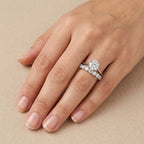 Bague solitaire en or blanc 18k anneau serti de pierres - bijou porté par une mannequin