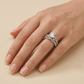 Bague solitaire en or blanc 18k anneau croisé serti de pierres - bijou porté par une mannequin