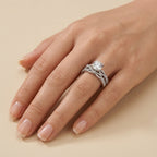 Bague solitaire en or blanc 18k anneau croisé serti de pierres - bijou porté par une mannequin
