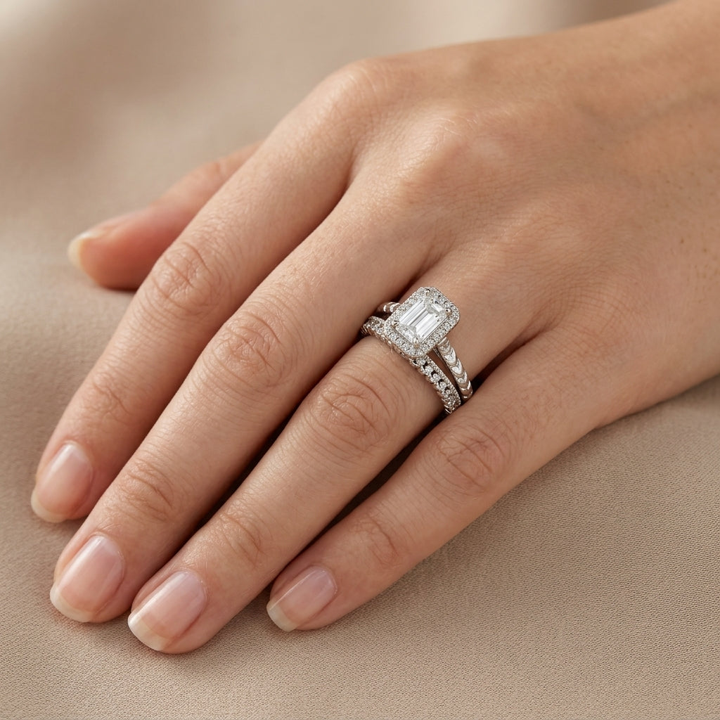 Bague solitaire pierre rectangulaire en or blanc 18k double anneau serti - bijou porté par une mannequin