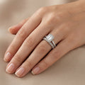 Bague solitaire pierre rectangulaire en or blanc 18k double anneau serti - bijou porté par une mannequin