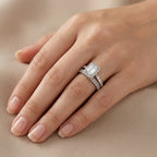Bague solitaire pierre rectangulaire en or blanc 18k double anneau serti - bijou porté par une mannequin