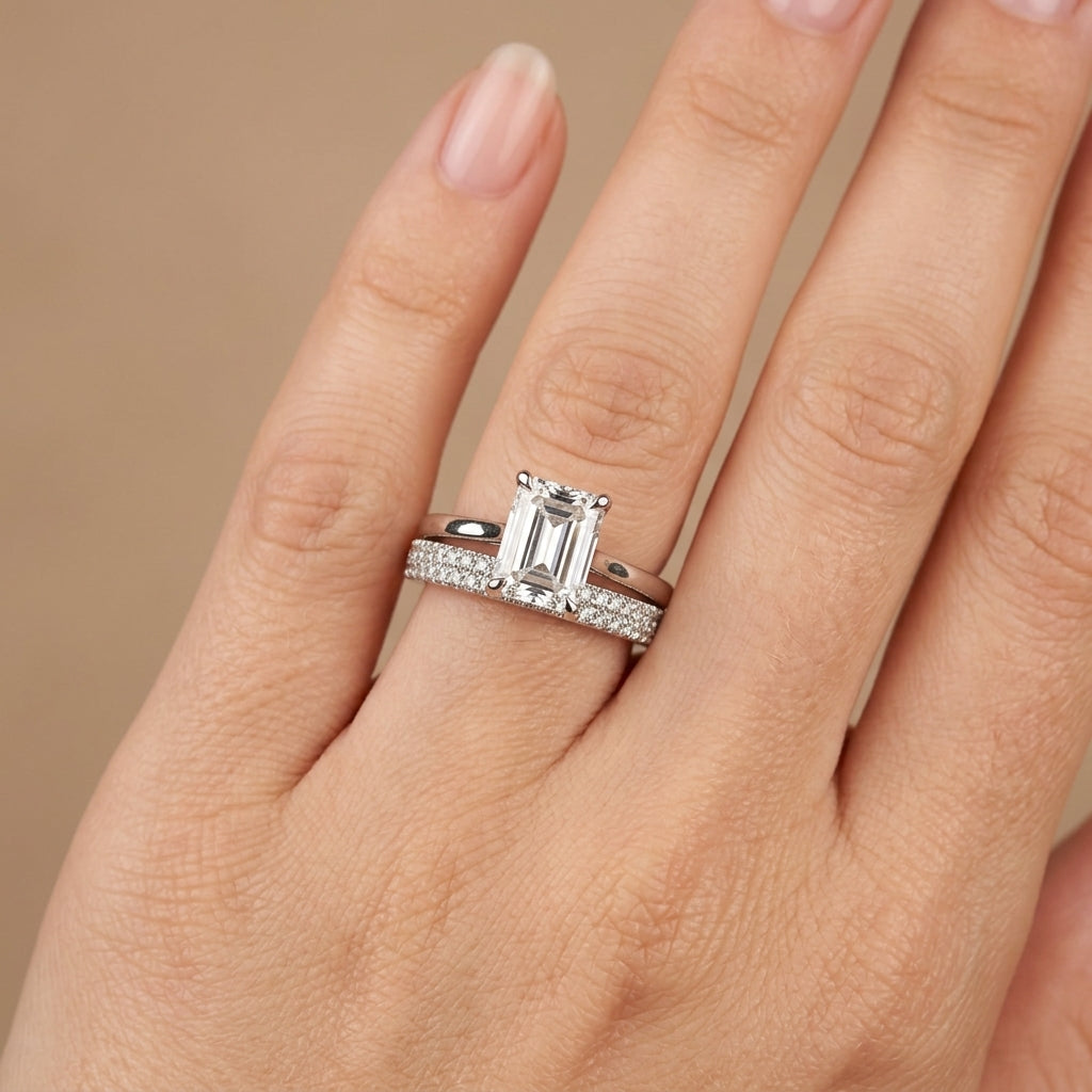Bague solitaire pierre rectangulaire en or blanc 18k double anneau serti - bijou porté par une mannequin