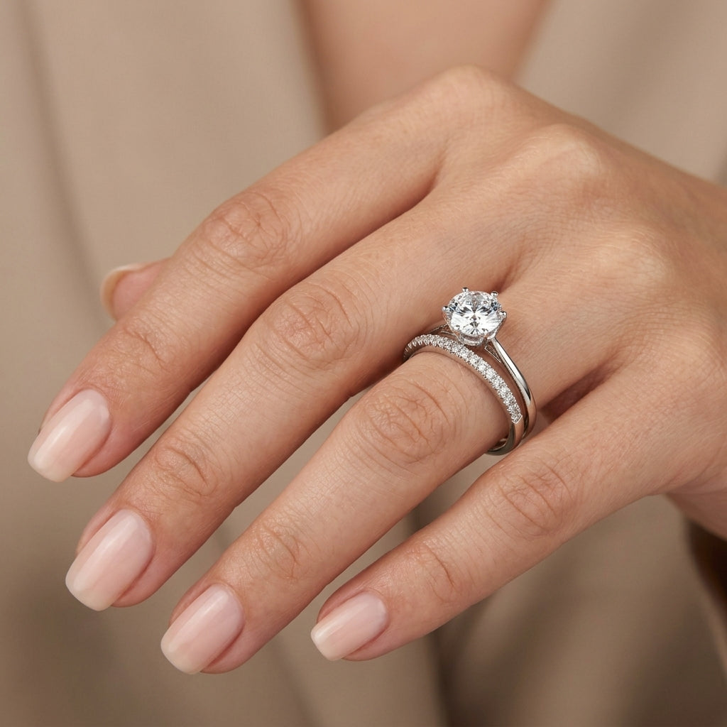 Bague solitaire en or blanc 18k double anneau serti de pierres - bijou porté par une mannequin